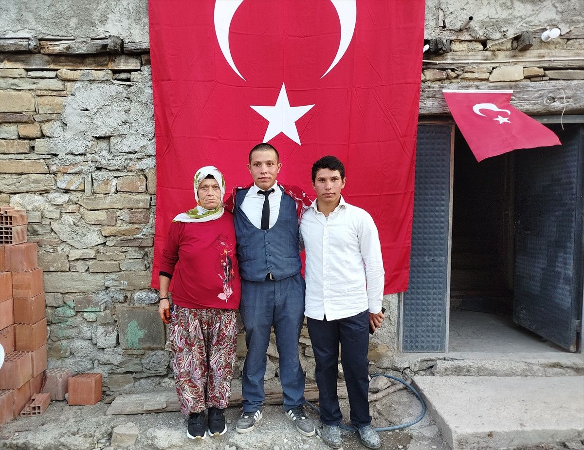 Sadece Garibanlar Mı Gider Askere? Eğlenceli Davul Zurnalı Uğurlama