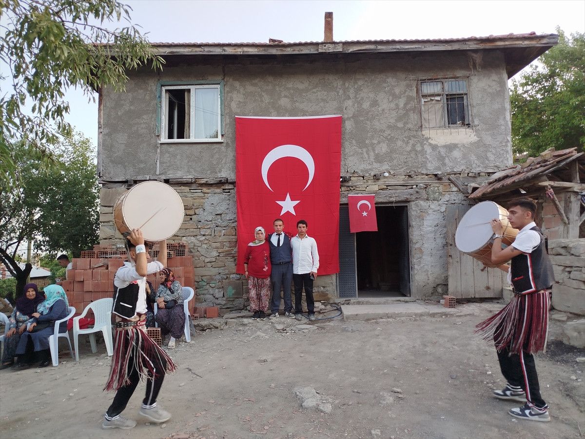 Sadece Garibanlar Mı Gider Askere? Eğlenceli Davul Zurnalı Uğurlama