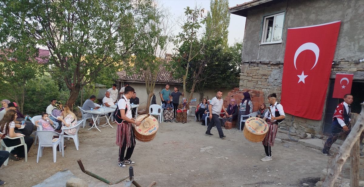Sadece Garibanlar Mı Gider Askere? Eğlenceli Davul Zurnalı Uğurlama