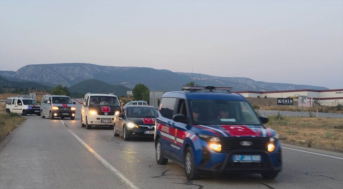 Sadece Garibanlar Mı Gider Askere? Eğlenceli Davul Zurnalı Uğurlama