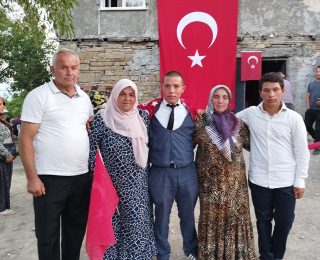 Sadece Garibanlar Mı Gider Askere? Eğlenceli Davul Zurnalı Uğurlama