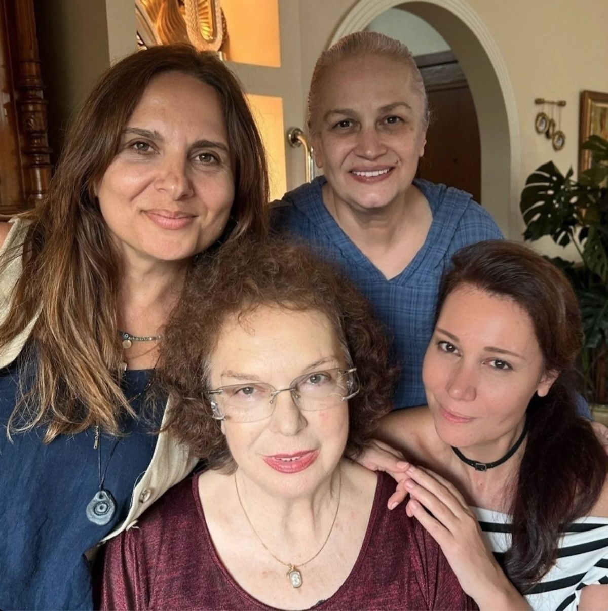 Selda Alkor'dan Paylaşım! Asmalı Konak Oyuncuları Yıllar Sonra Buluştu