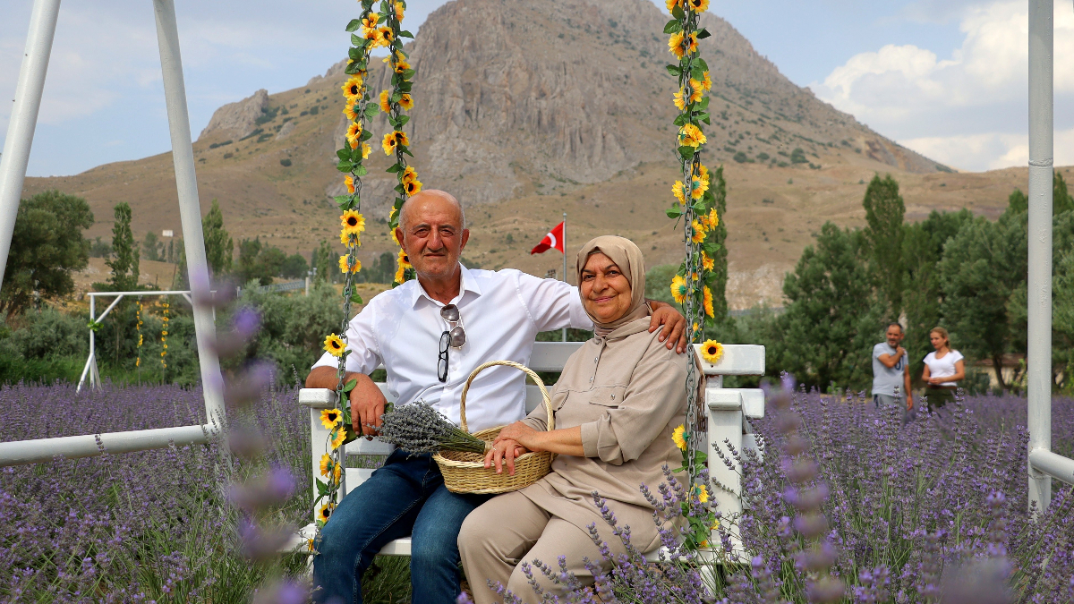 Sivasta Aşık Olduğu Dağın Eteğinde Lavanta Bahçesi Kurdu