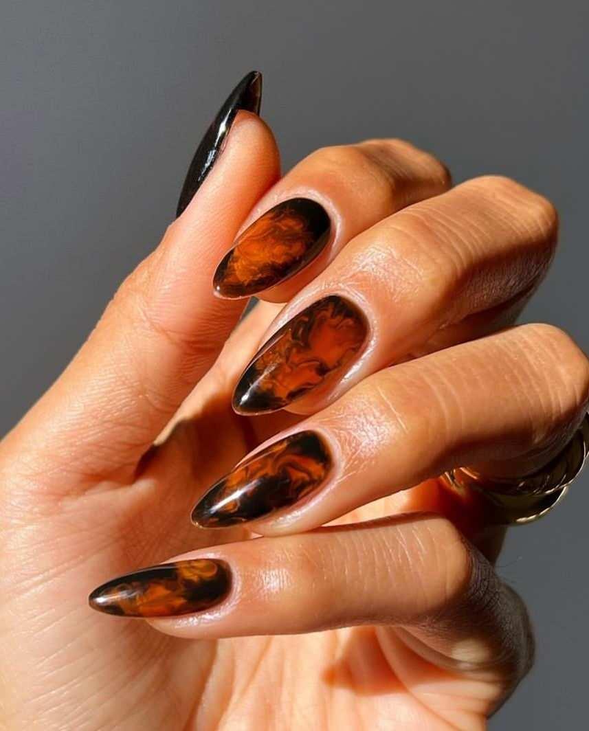 Sonbahar Renkleri ve Desenlerle Tırnaklarda Modern ve Çarpıcı Manikür Trendleri