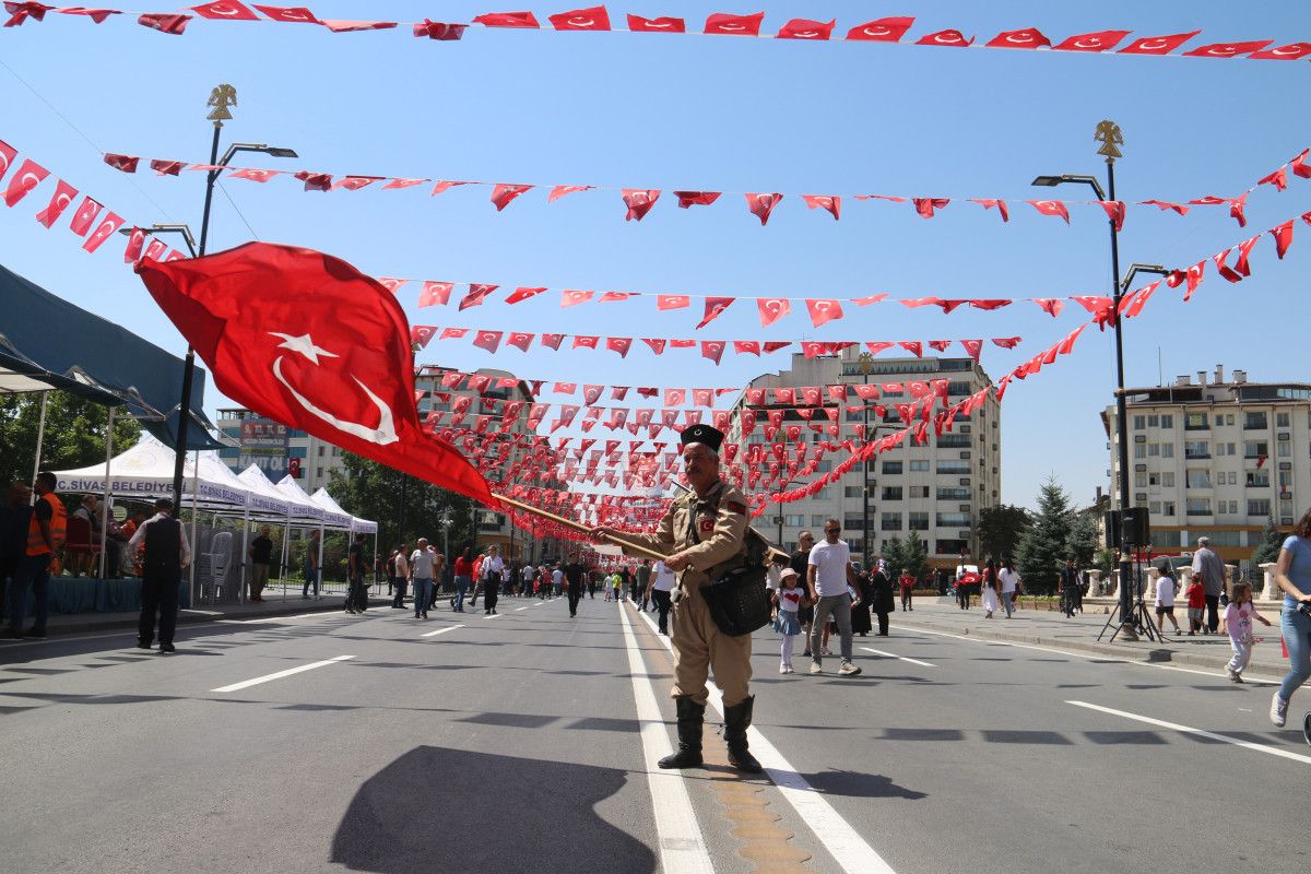 Tarih Dolu Kıyafetleriyle Sivas Sokaklarında Gezen ve Dikkat Çeken Bir Görünüm