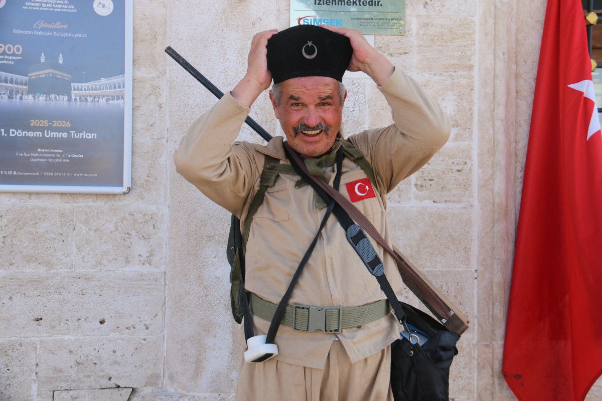 Tarih Dolu Kıyafetleriyle Sivas Sokaklarında Gezen ve Dikkat Çeken Bir Görünüm