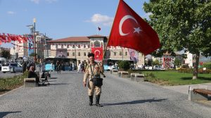 Tarih Dolu Kıyafetleriyle Sivas Sokaklarında Gezen ve Dikkat Çeken Bir Görünüm
