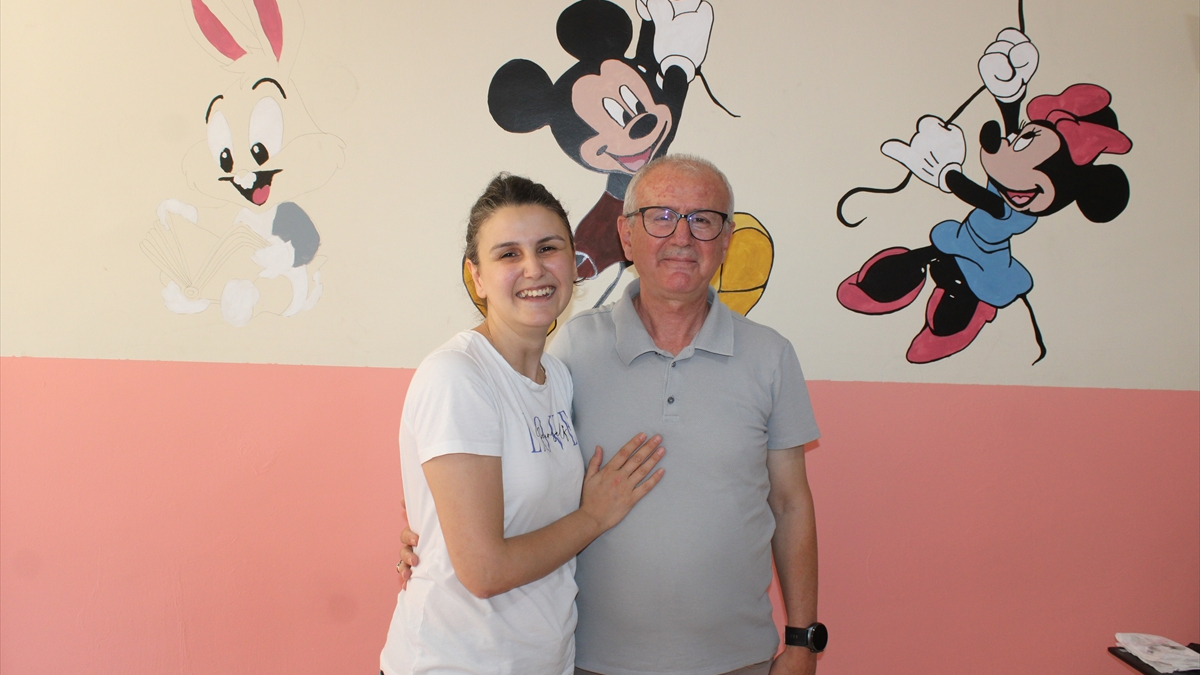 Tekirdağ'da Öğretmen Baba ve Kızının Okul Duvarlarını Renklerle Canlandırması