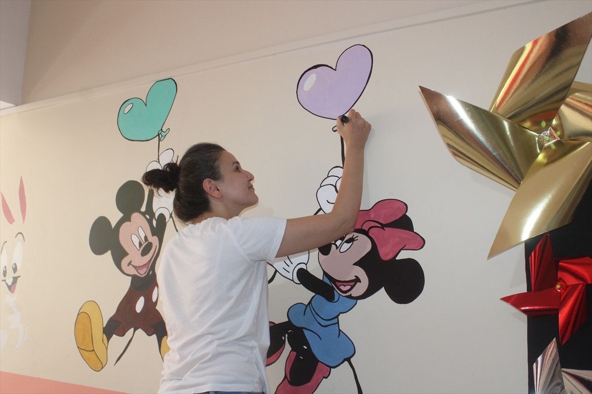 Tekirdağ'da Öğretmen Baba ve Kızının Okul Duvarlarını Renklerle Canlandırması