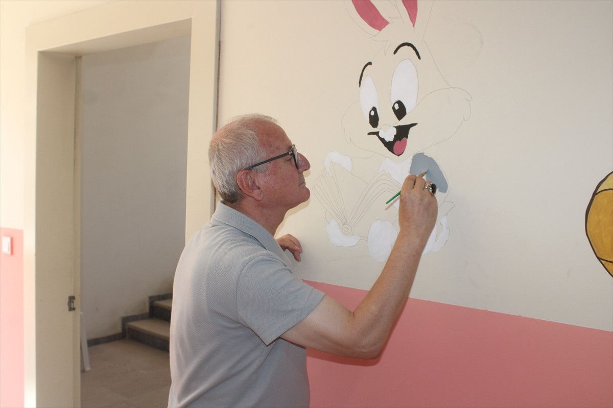 Tekirdağ'da Öğretmen Baba ve Kızının Okul Duvarlarını Renklerle Canlandırması