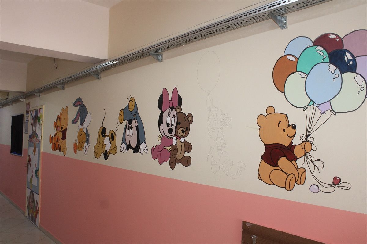 Tekirdağ'da Öğretmen Baba ve Kızının Okul Duvarlarını Renklerle Canlandırması