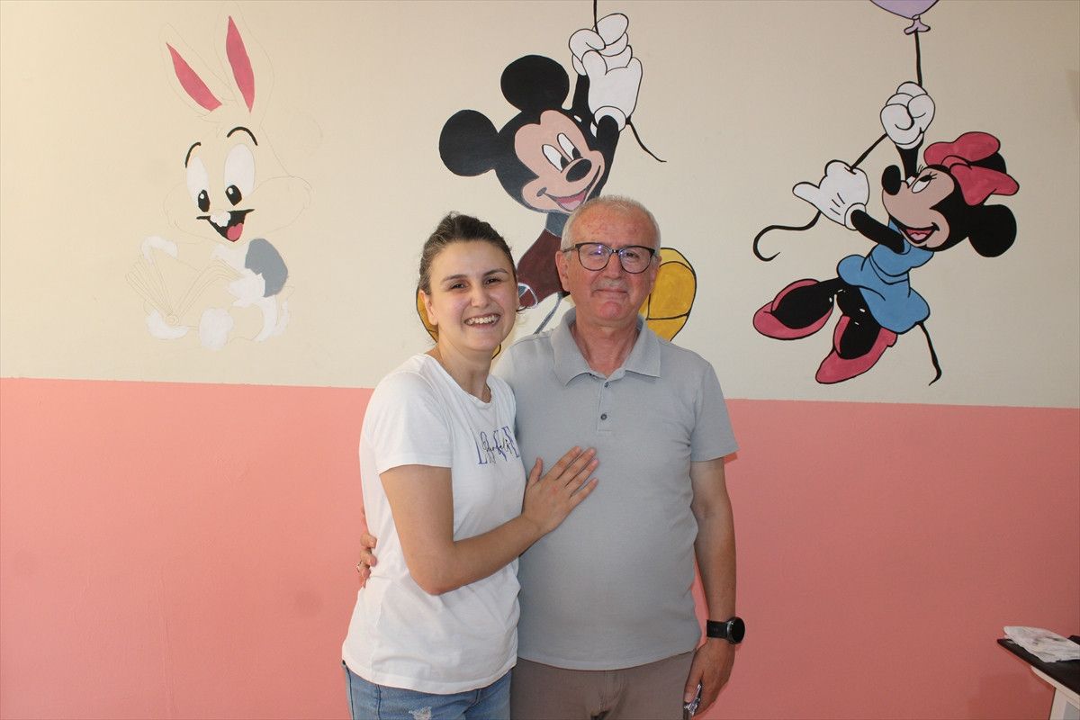 Tekirdağ'da Öğretmen Baba ve Kızının Okul Duvarlarını Renklerle Canlandırması