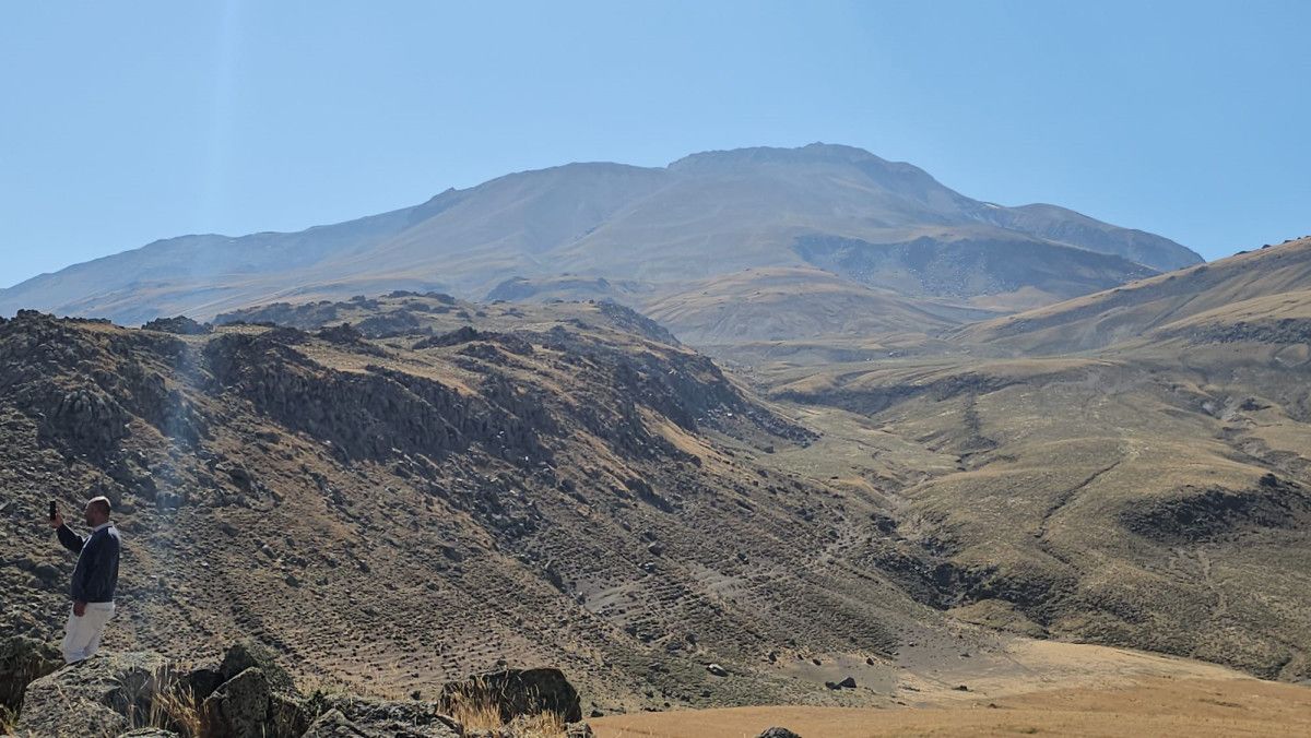 Türkiye’nin En Yüksek Üçüncü Dağı Kuraklıkla Savaşta: Süphanda Karlar Eridi