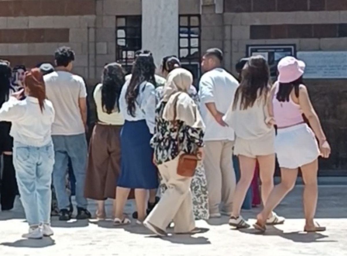 Vanda Tarihi Caminin Uygunsuz Kıyafetle Ziyareti ve Cemaattan Gelen Tepki