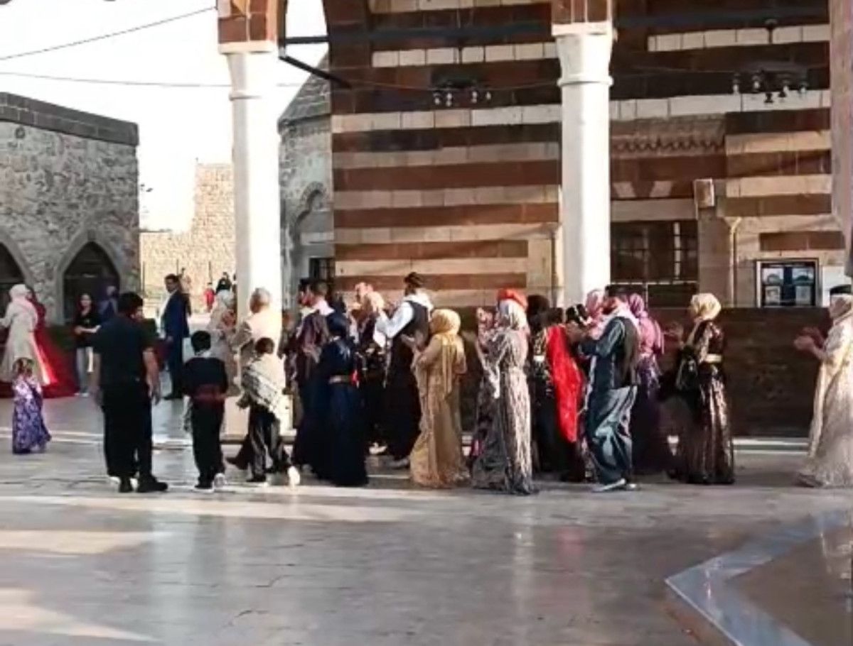 Vanda Tarihi Caminin Uygunsuz Kıyafetle Ziyareti ve Cemaattan Gelen Tepki