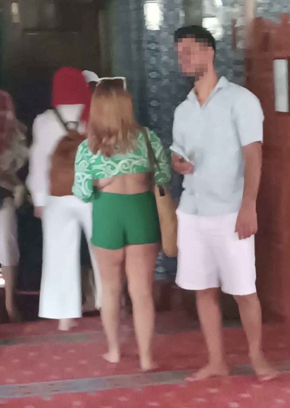 Vanda Tarihi Caminin Uygunsuz Kıyafetle Ziyareti ve Cemaattan Gelen Tepki