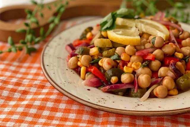 Yaz Aylarında Hafif ve Doyurucu Nohut Salatası Tarifi ile Serinleyin