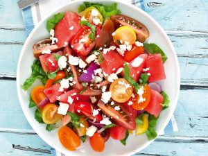 Yaz Aylarının Serinletici Lezzeti: Domatesli Karpuzlu Salata Tarifi