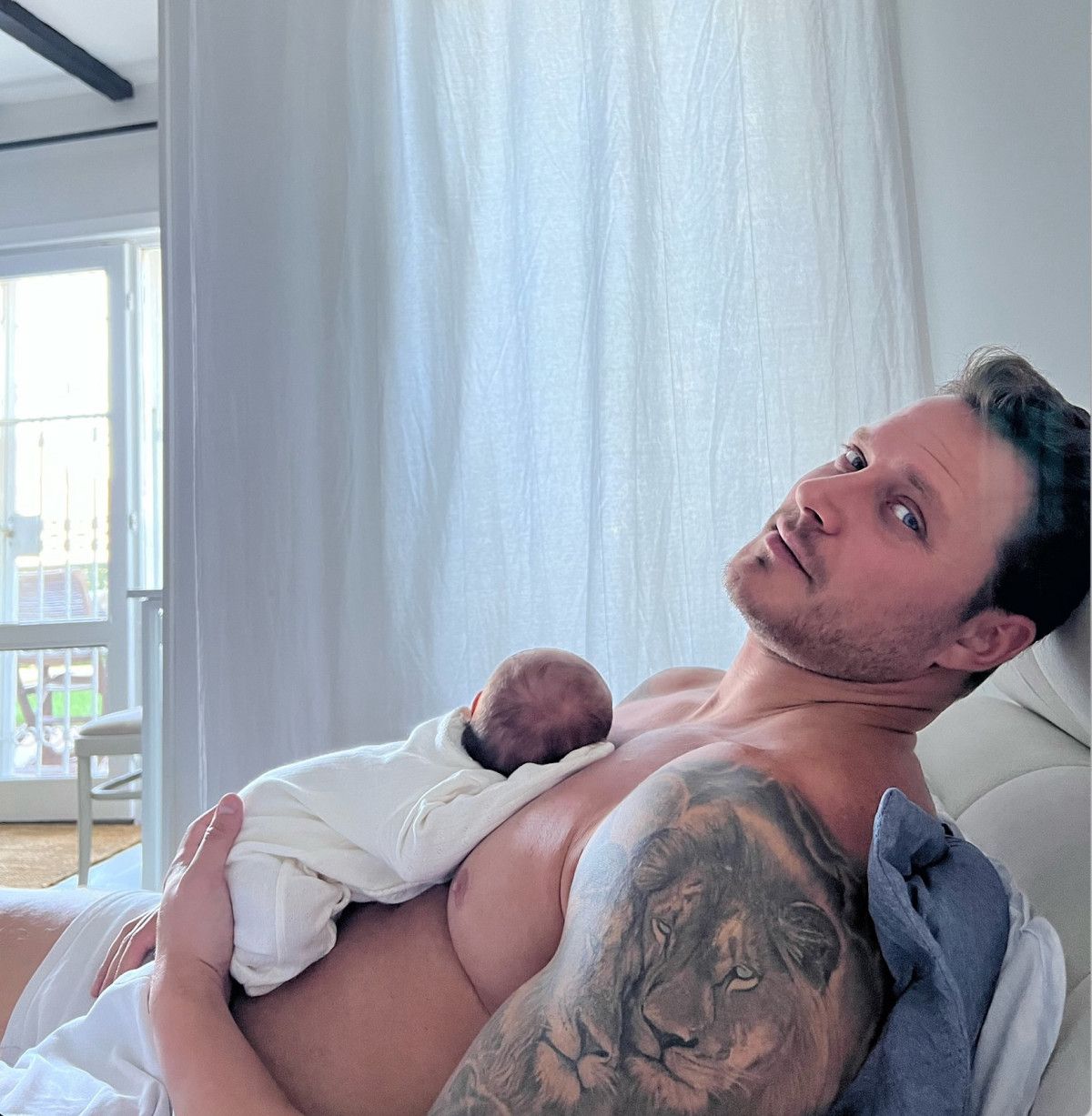 Yeni Baba Burak Çelik, Oğlu ile En Güzel Pozunu Paylaştı