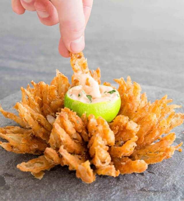 Yeni Nesil Atıştırmalık: Evde Blooming Onion (Soğan Çiçeği) Tarifi ve Yapımı