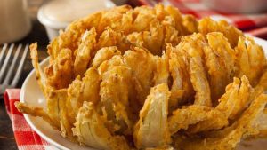 Yeni Nesil Atıştırmalık: Evde Blooming Onion (Soğan Çiçeği) Tarifi ve Yapımı