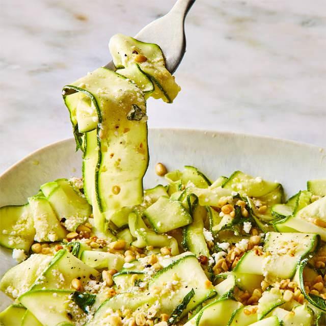 Yoğurt Soslu Çiğ Kabak Salatası Tarifi ile Yaz Sofralarına Tazelik Katın