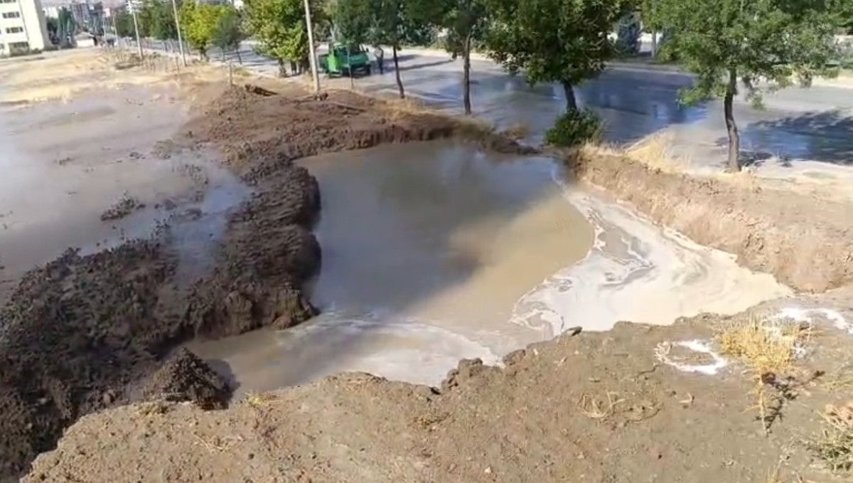 Yozgat'ta Su Borusu Patladı: Çevreye Tonlarca Su Aktı