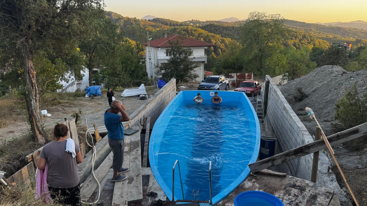 Zonguldak'ta Yat Kalıbını Köyüne Taşıyan ve Bahçesine Havuza Dönüştüren Köylü
