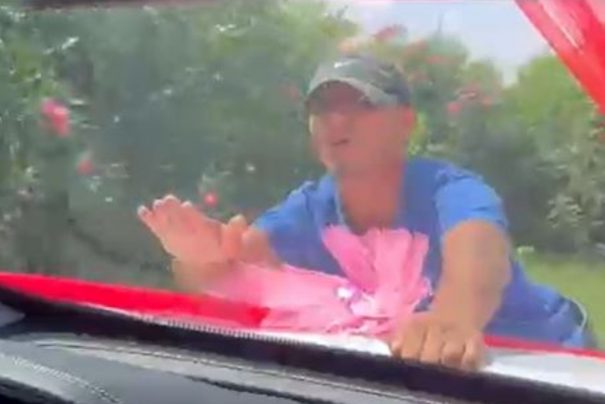 Adana’da Bahşiş İçin Gelin, Aracın Kaputunda Metrelerce İlerledi