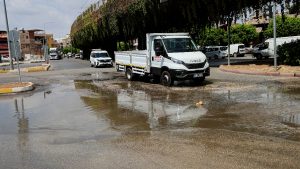 Adana’da Su Borusu Patladı: Cadde Göl Oldu