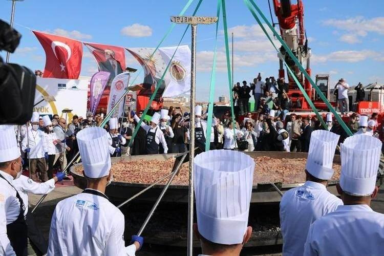 Afyonda 1930 Kilo Ağırlığında Sucuklu Yumurta Dünya Rekoru Kırdı!