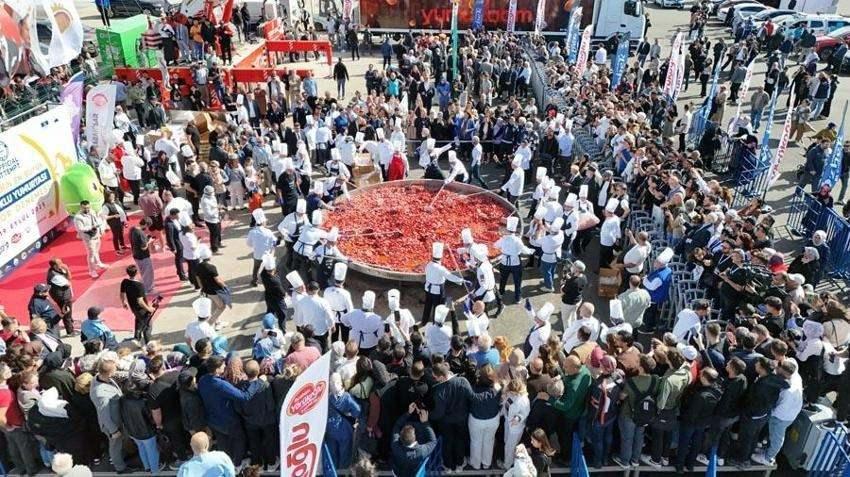 Afyonda 1930 Kilo Ağırlığında Sucuklu Yumurta Dünya Rekoru Kırdı!