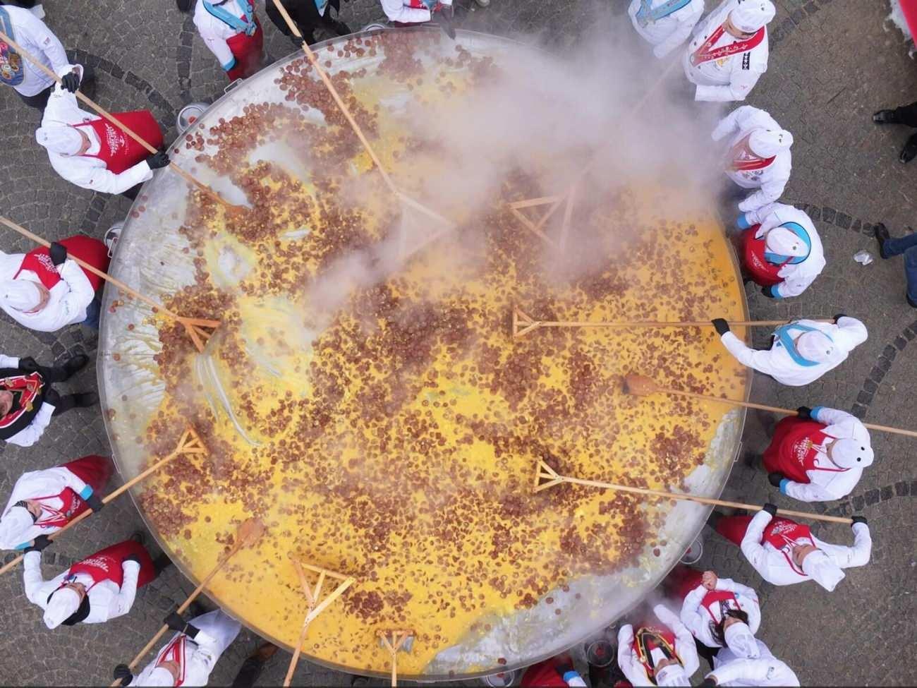 Afyonda 1930 Kilo Ağırlığında Sucuklu Yumurta Dünya Rekoru Kırdı!