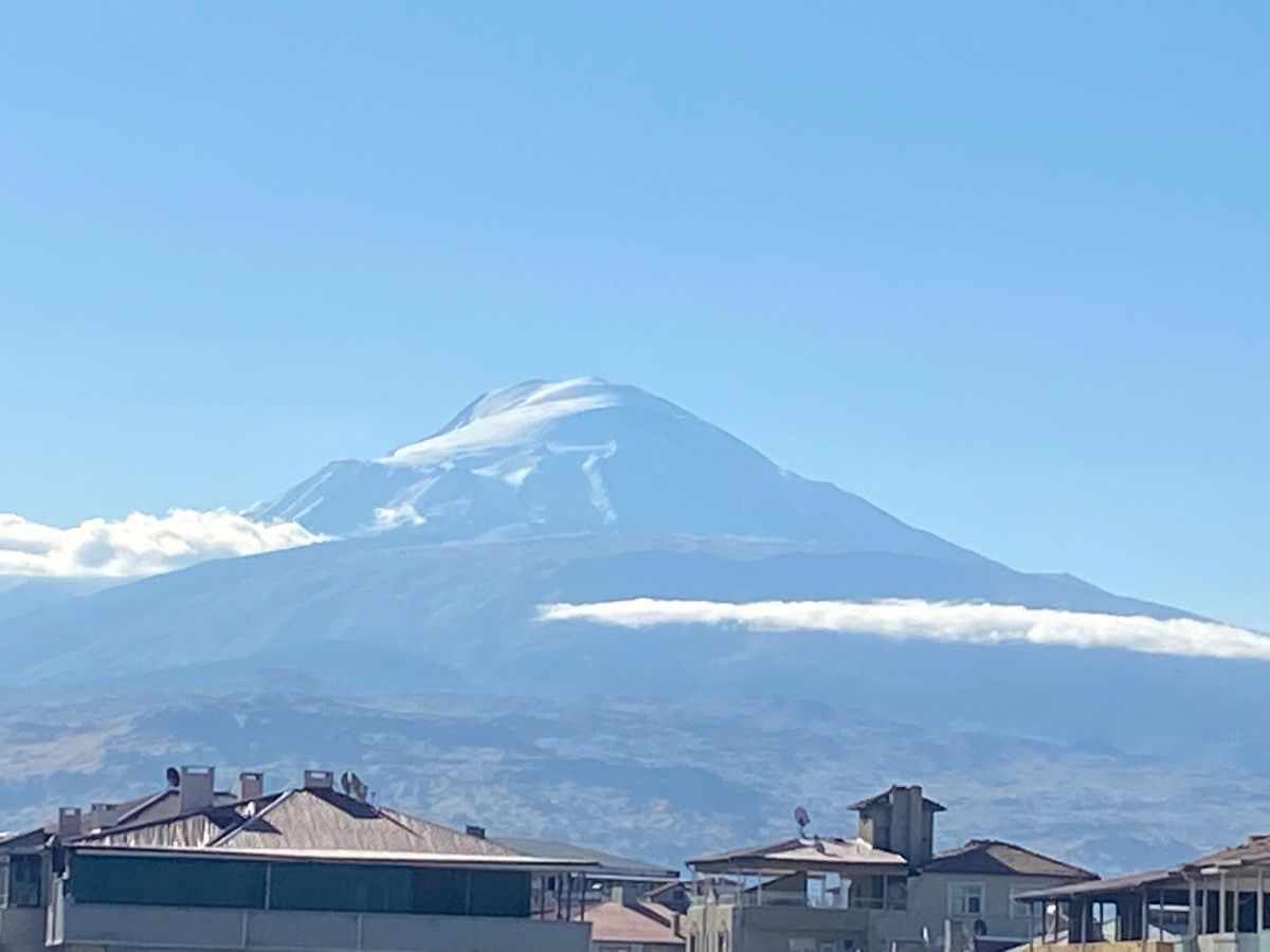 Ağrı Dağı Zirvesinin Büyüleyici Kışı: Beyaza Büründü