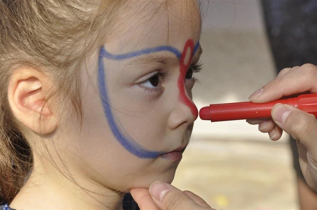 Çocuklar İçin Kozmetik Kullanımına Gerek Yok