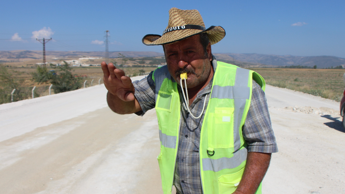 Amasya'da Yol İşçisinin Düdüğü Trafiğe Neşe Katıyor