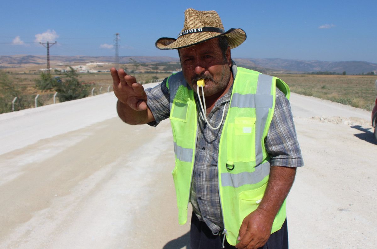 Amasya'da Yol İşçisinin Düdüğü Trafiğe Neşe Katıyor