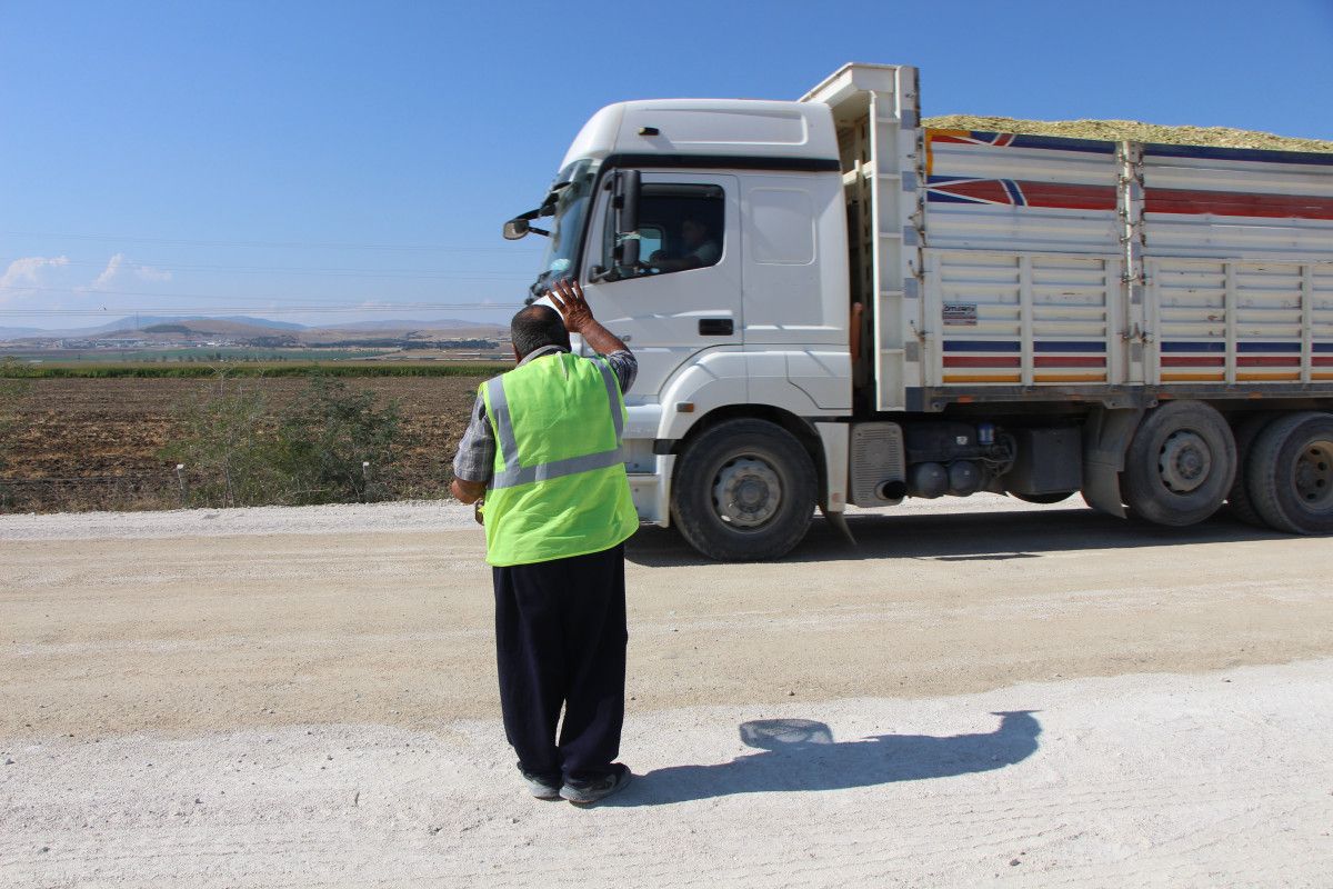 Amasya'da Yol İşçisinin Düdüğü Trafiğe Neşe Katıyor