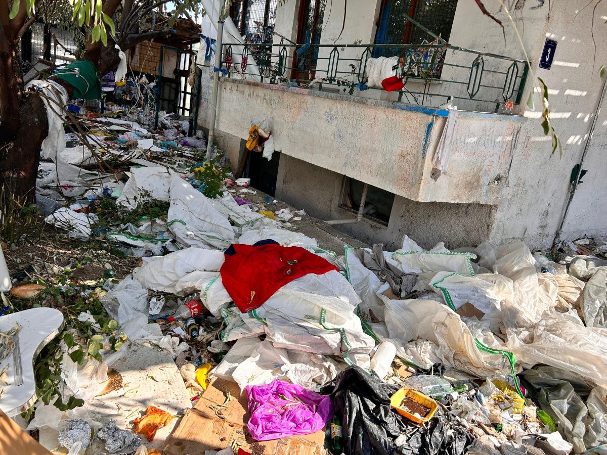 Ankara'da Çöp Dolu Evden Yayılan Kötü Koku Mahalleyi Sarsıyor