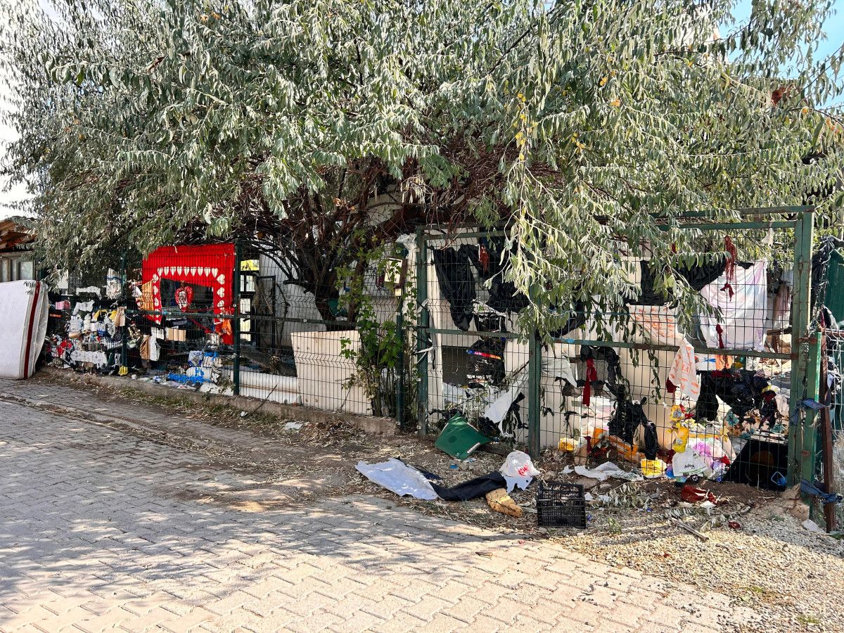 Ankara'da Çöp Dolu Evden Yayılan Kötü Koku Mahalleyi Sarsıyor