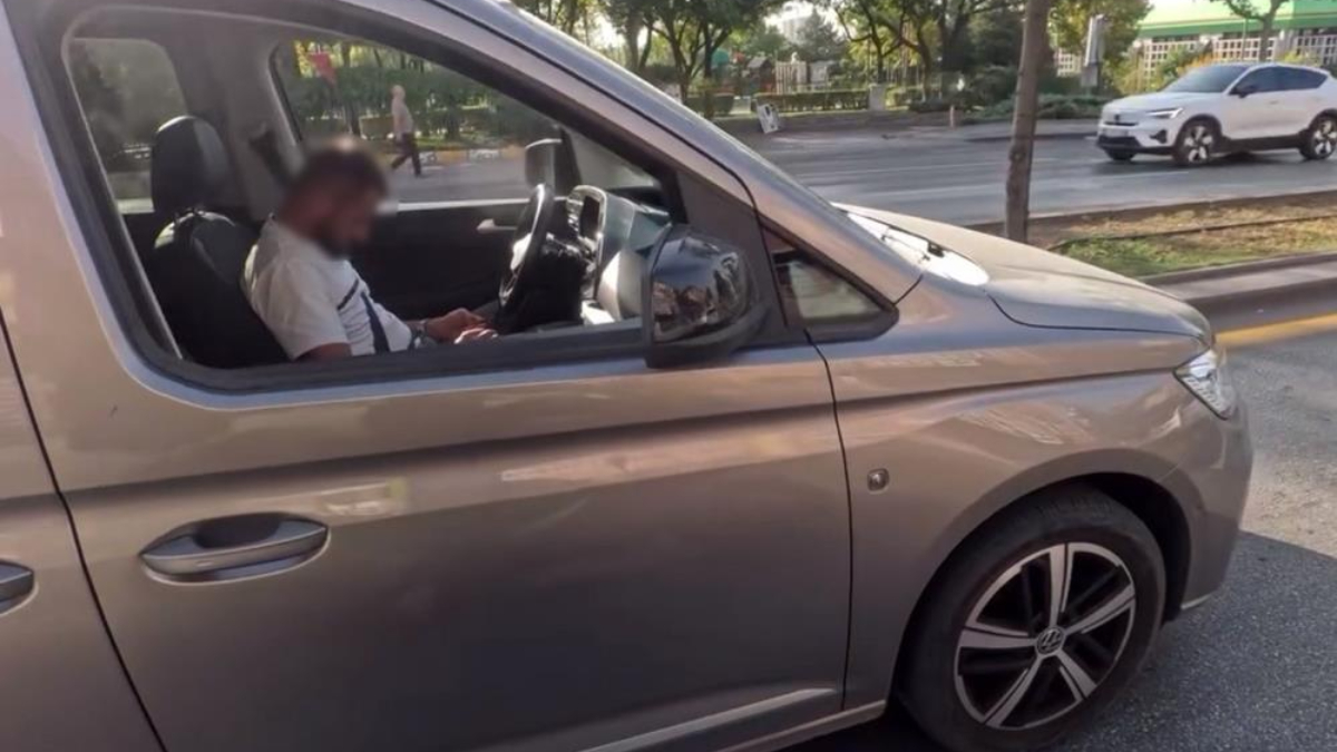 Bir motosiklet sürücüsü uyanık ve dikkatli bir şekilde olaya müdahale etti