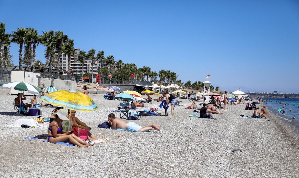 Antalya Sahillerinde Termometreler 39 Dereceyi Göstermesine Rağmen Hareketlilik Devam Ediyor