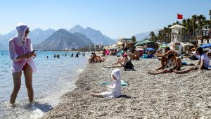 Antalya Sahillerinde Termometreler 39 Dereceyi Göstermesine Rağmen Hareketlilik Devam Ediyor