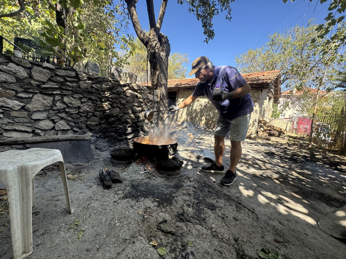 Antalya'da Geleneksel Yöntemlerle Pekmez Üretimi: Köklü Bir Ticaret ve Kültürel Miras