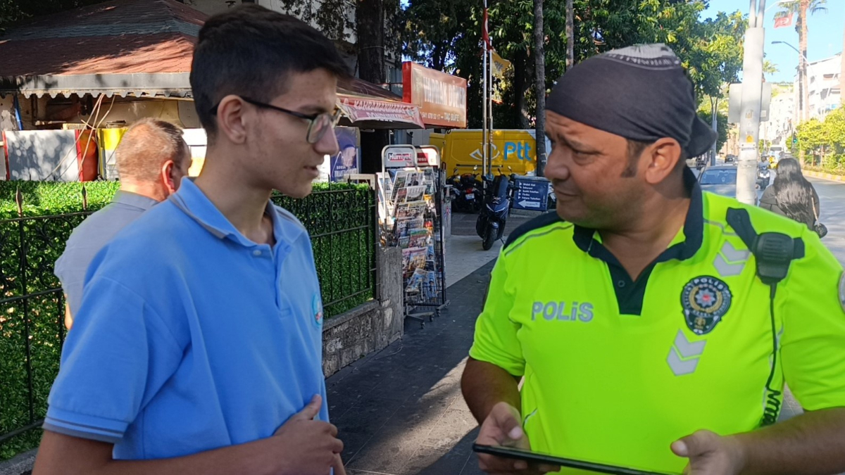 Antalya'da Genç Sürücünün Ehliyet Sevinci Polisle Paylaşması