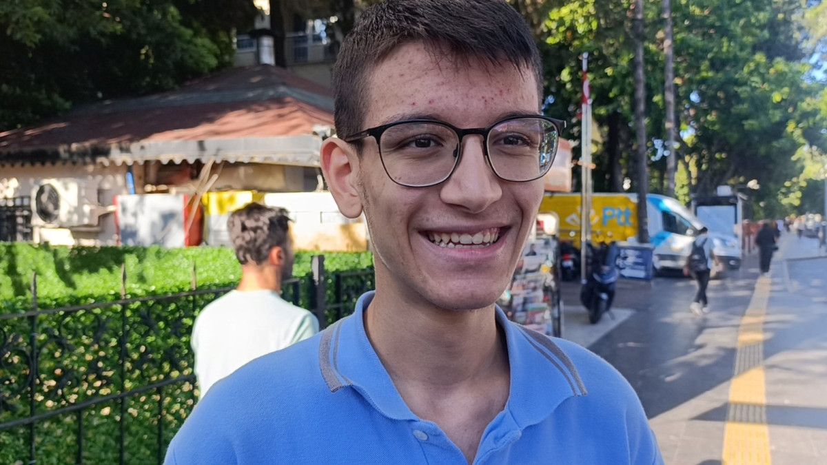 Antalya'da Genç Sürücünün Ehliyet Sevinci Polisle Paylaşması