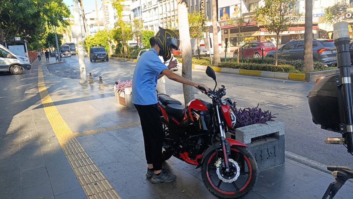 Antalya'da Genç Sürücünün Ehliyet Sevinci Polisle Paylaşması