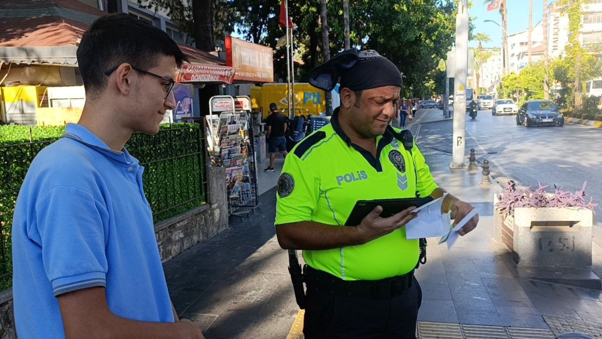 Antalya'da Genç Sürücünün Ehliyet Sevinci Polisle Paylaşması