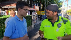 Antalya’da Genç Sürücünün Ehliyet Sevinci Polisle Paylaşması