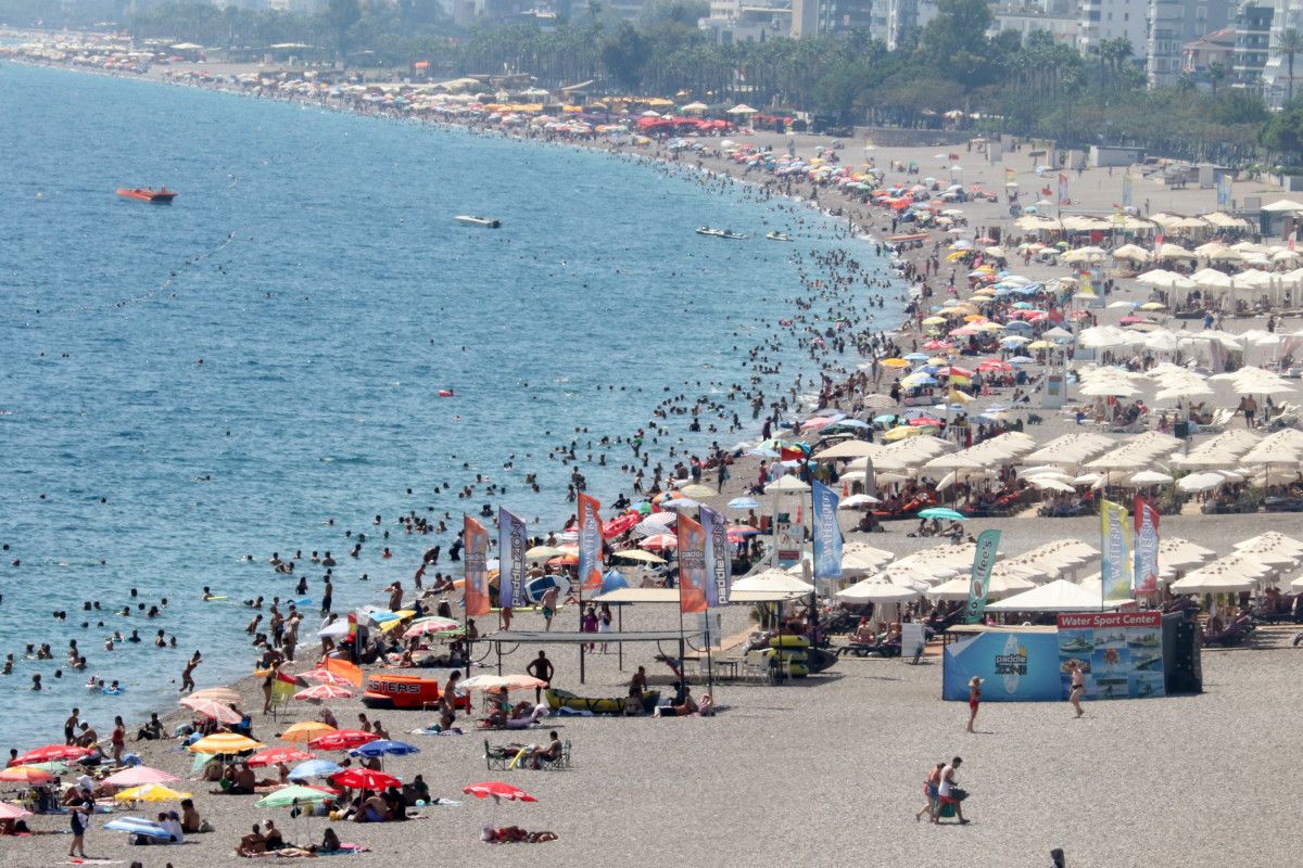 Antalya'da Hava Durumu: Sıcaklık 35 Dereceyi Gördü